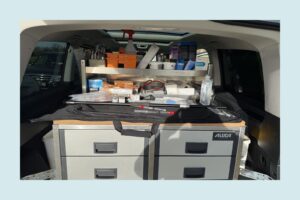 Mobiler Tierarzt-Arbeitsplatz im Auto: Ausrüstung, Medikamente und Werkzeuge für die Großtierpraxis